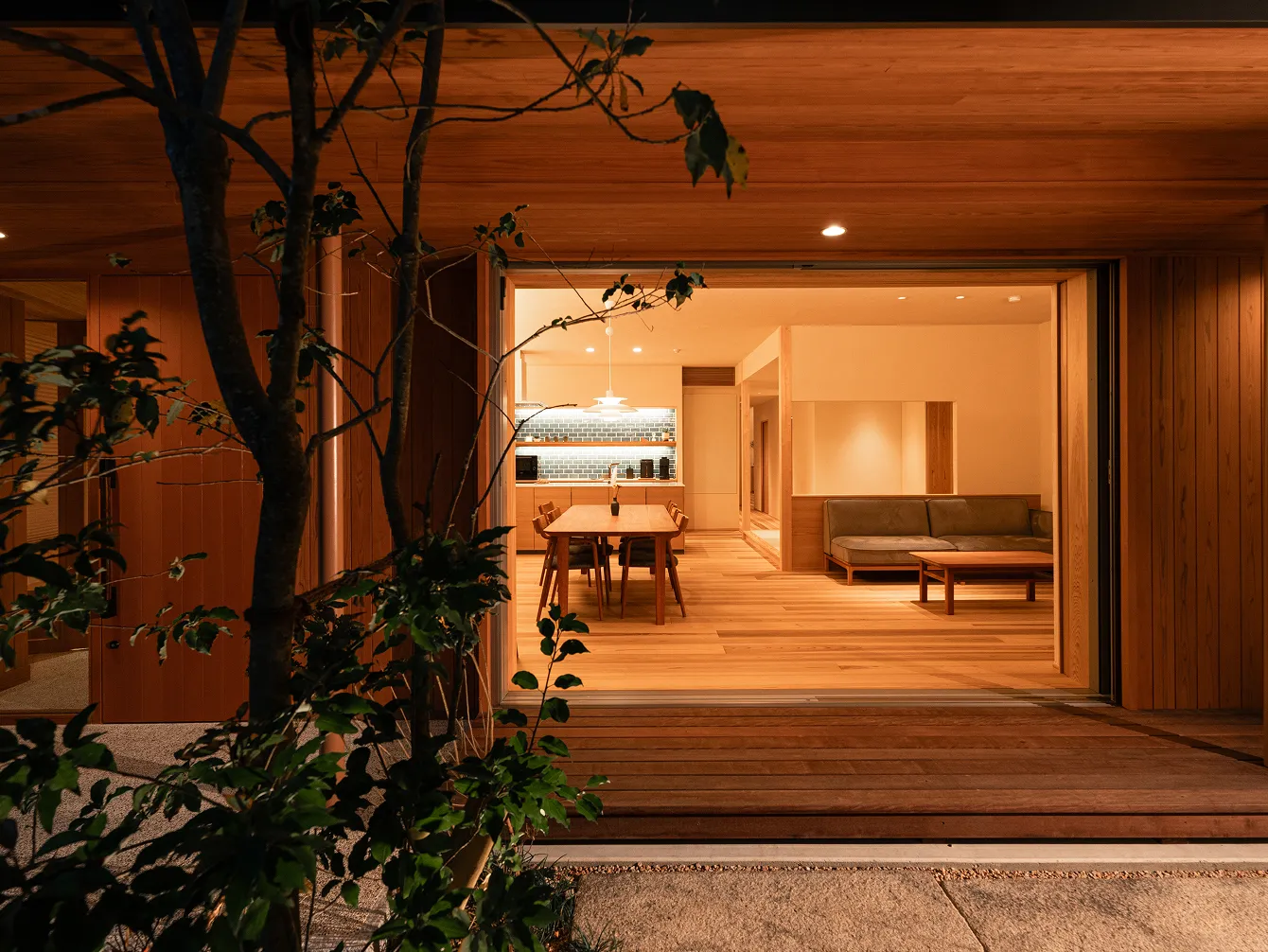 暖かな光に包まれた木造住宅の開放的なリビングダイニング